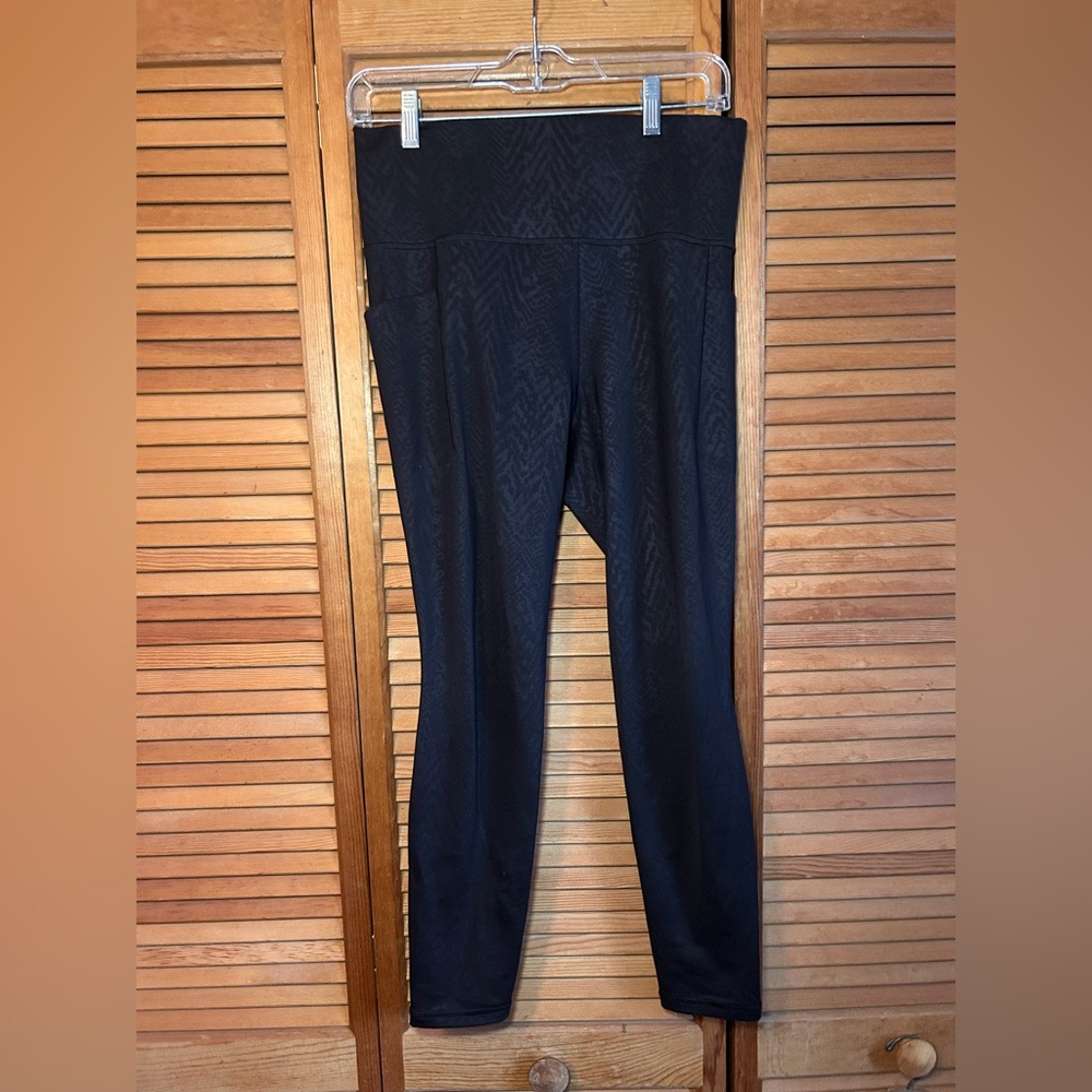 Athleta Salutation Stash Pocket II 7/8 Sz M Black Embossed Leggings